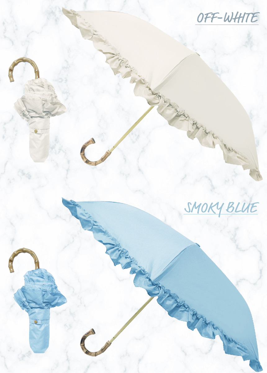 スモーキーブルーのフリル日傘をさす女性